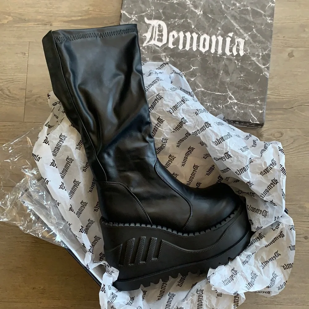 Demonia Stomp 200 - Defective pictured